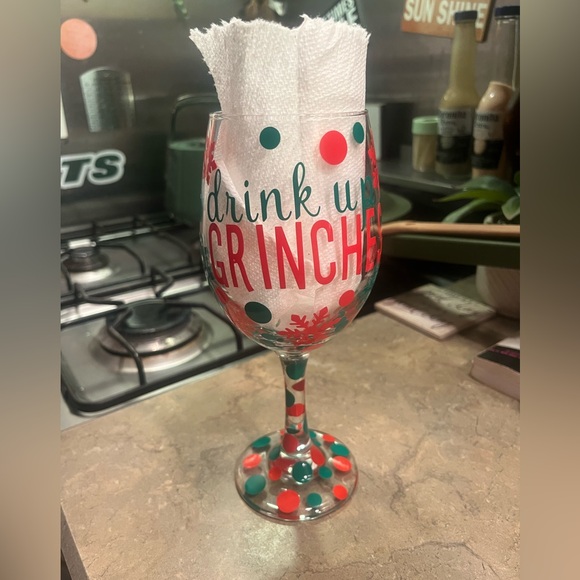 “DRINK UP GRINCHES “ CUSTOM HOLIDAY WINE GLASS 🍷🎄♥️💚 - Picture 1 of 3
